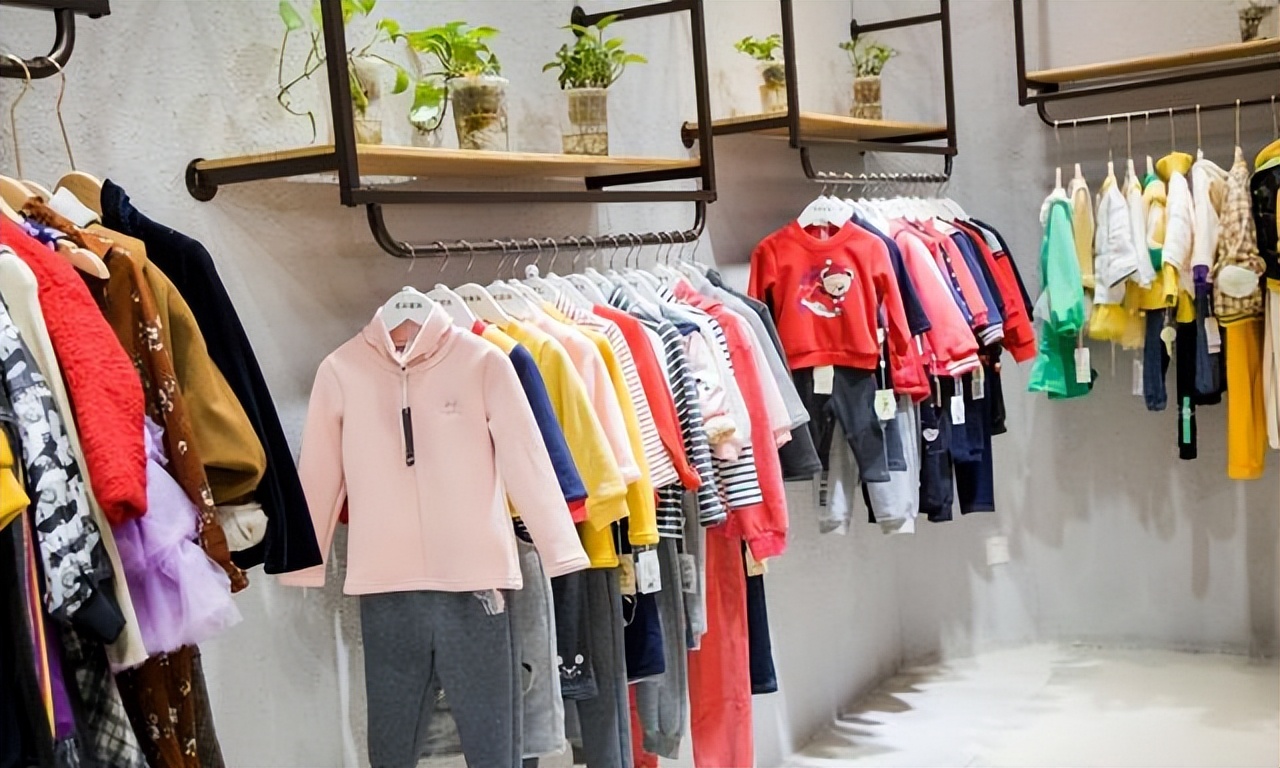 实体店500元一件衣服是真的吗,实体店一套衣服300块钱贵吗