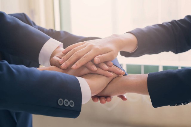 知名新闻界人士炒股,知名人士入市炒股