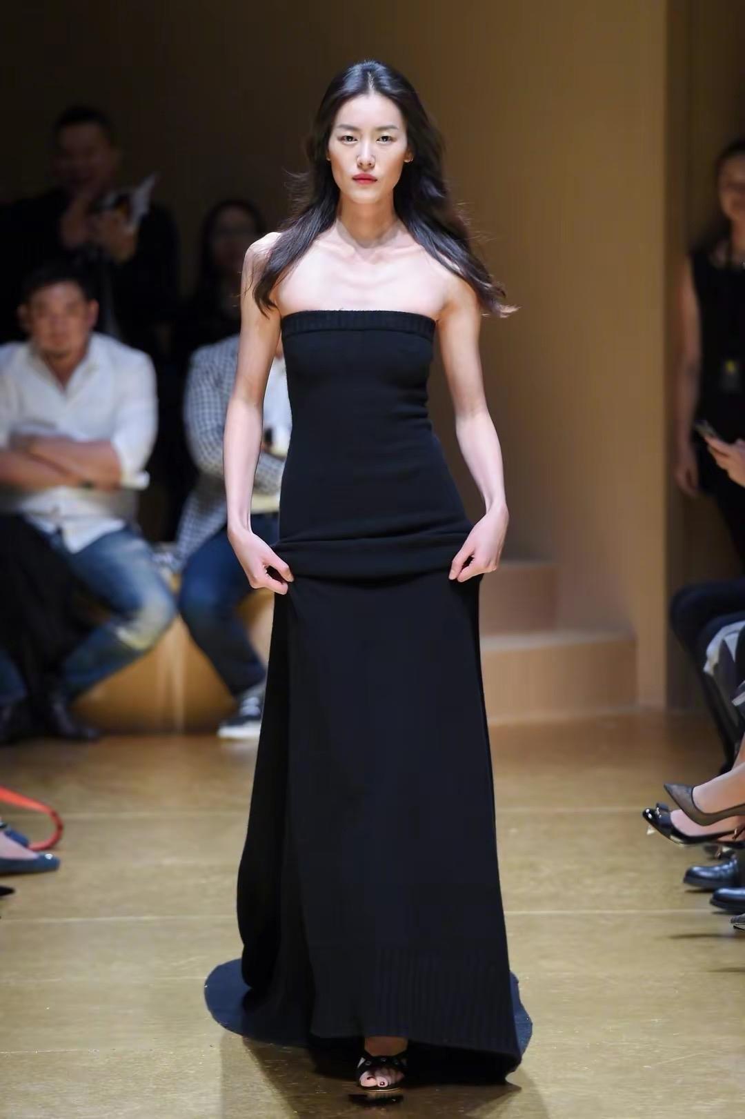 开裆裤,裸胸装,今年高奢大秀一个比一个奇葩,暴露就是时尚?