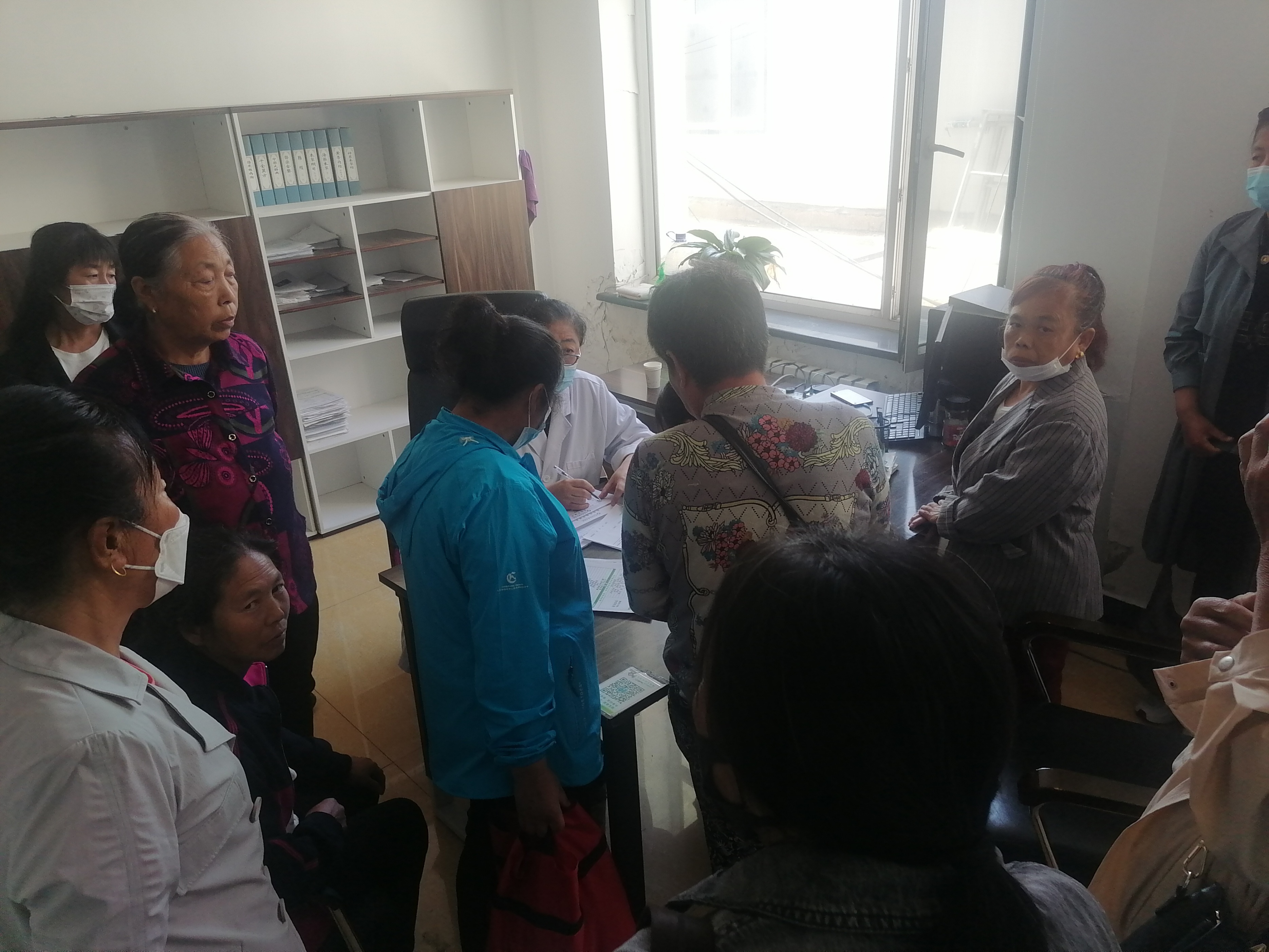 爱心义诊进乡村为民服务暖人心,爱心义诊为偏远乡村群众送健康