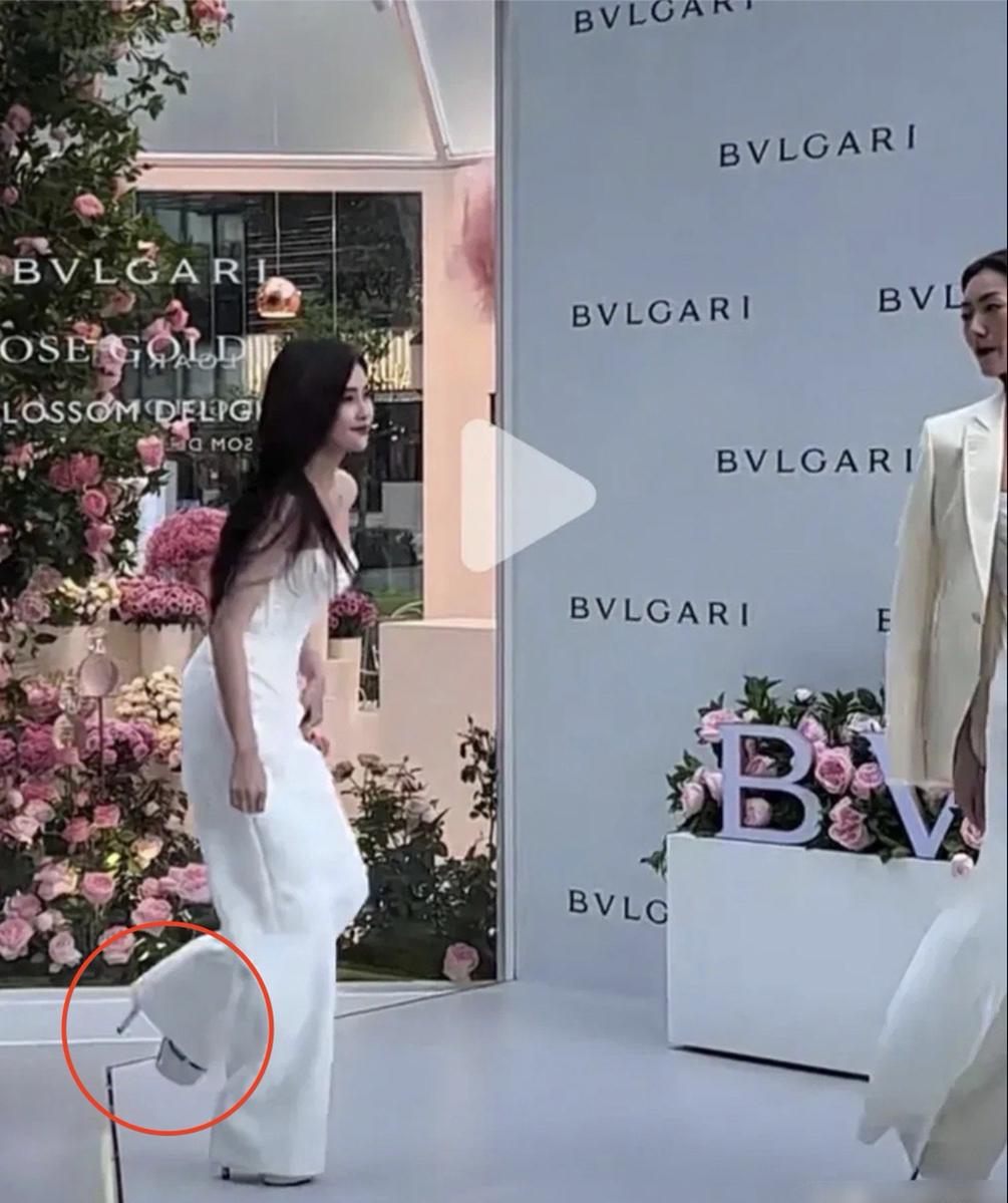 女明星为什么忍痛穿尖头高跟鞋,女明星穿超高防水台高跟鞋