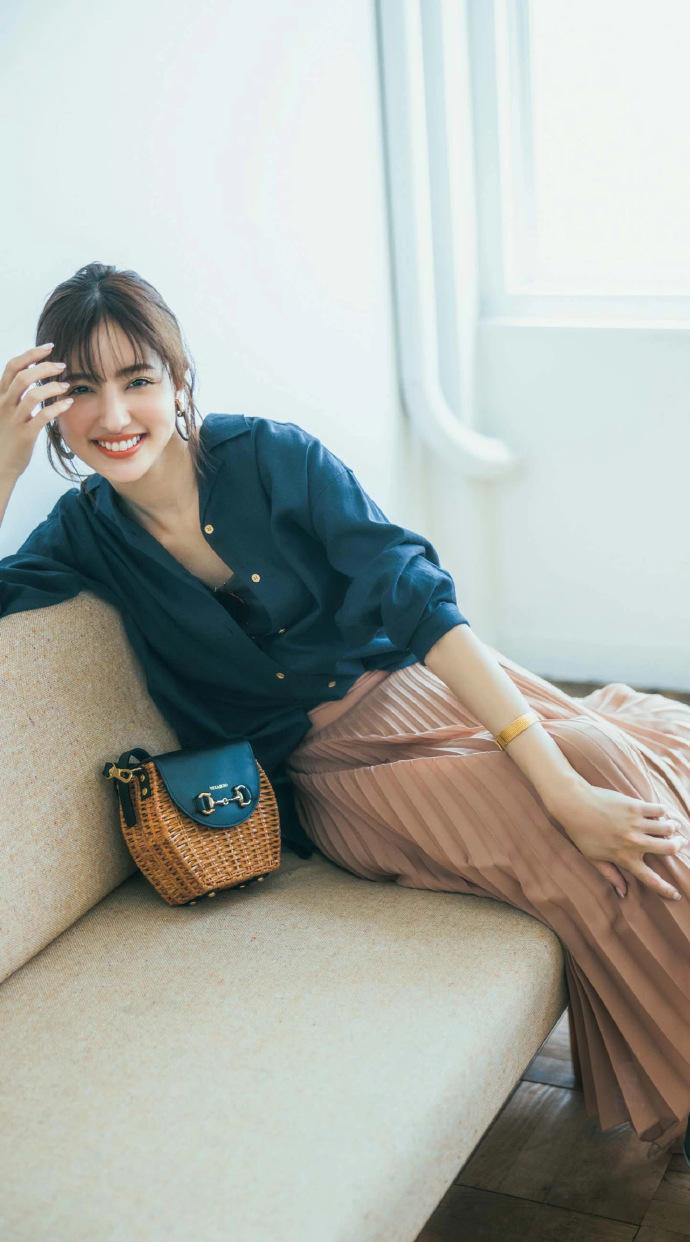 夏天穿蓝色一直很显白,夏天穿蓝色系穿搭