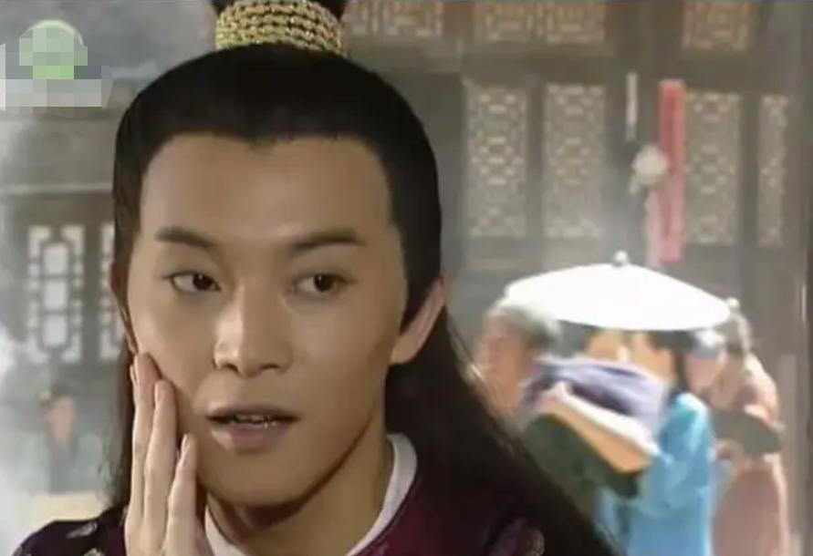 发际线秃的男星,盘点十大秃头男星佩戴假发