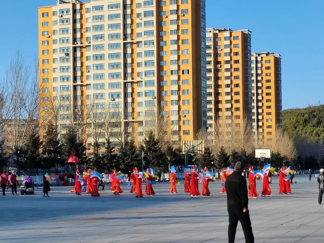 鹤岗乌托邦别墅地址,鹤岗乌托邦烤羊腿南山店