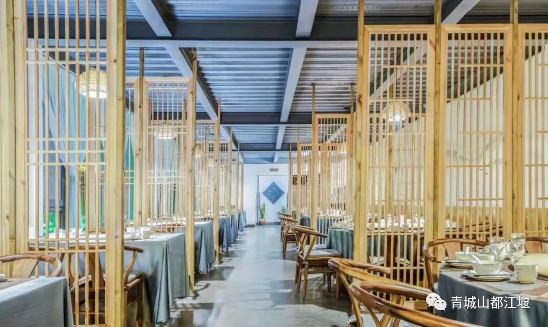 来都江堰的山间溪畔赴一场“好食光”！青山间的火锅店、花园里的小食堂......赏景美食两不误~