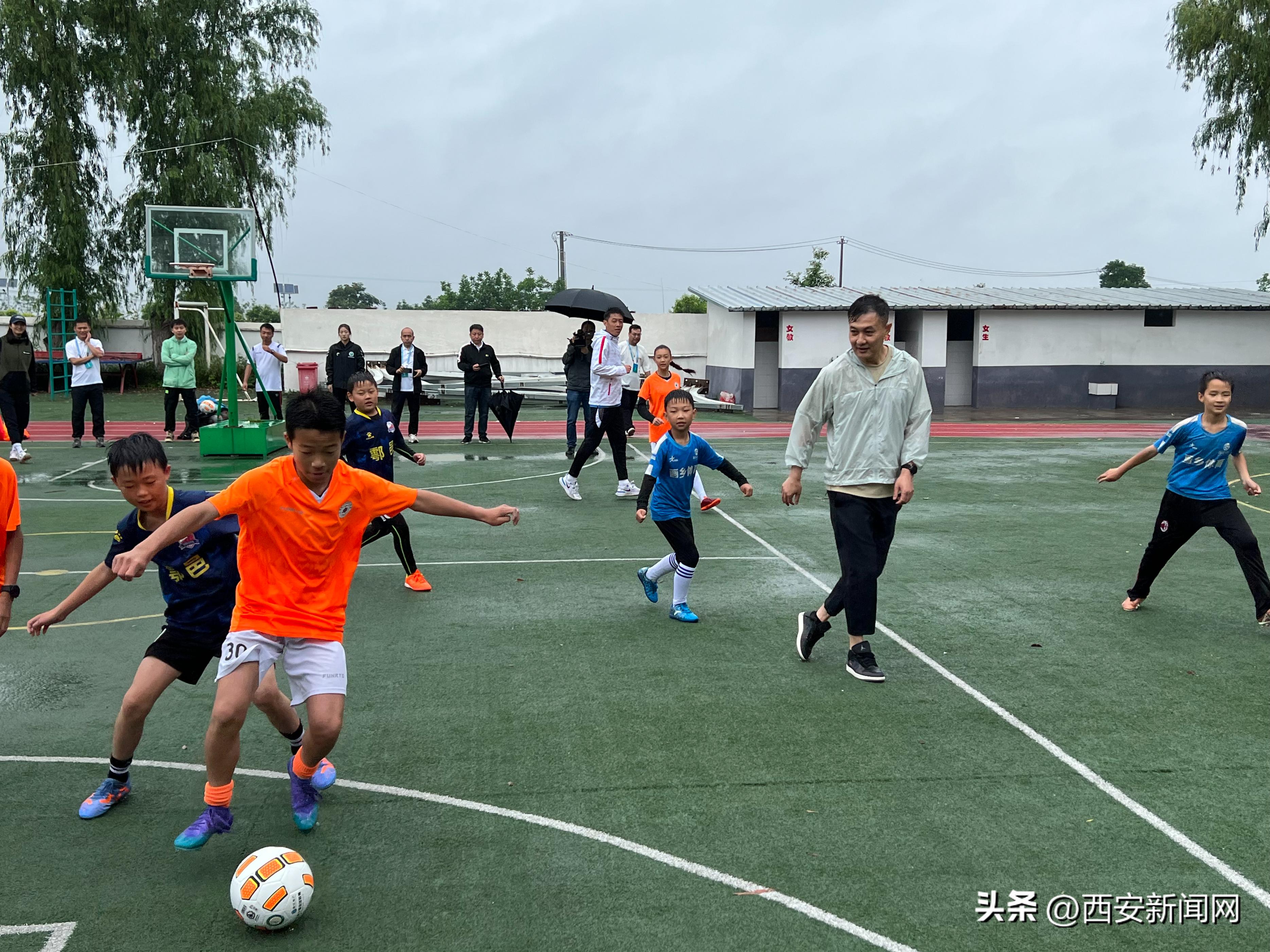 央视名嘴来点赞前国脚雨中助力西安鄠邑打造乡村足球发展样板