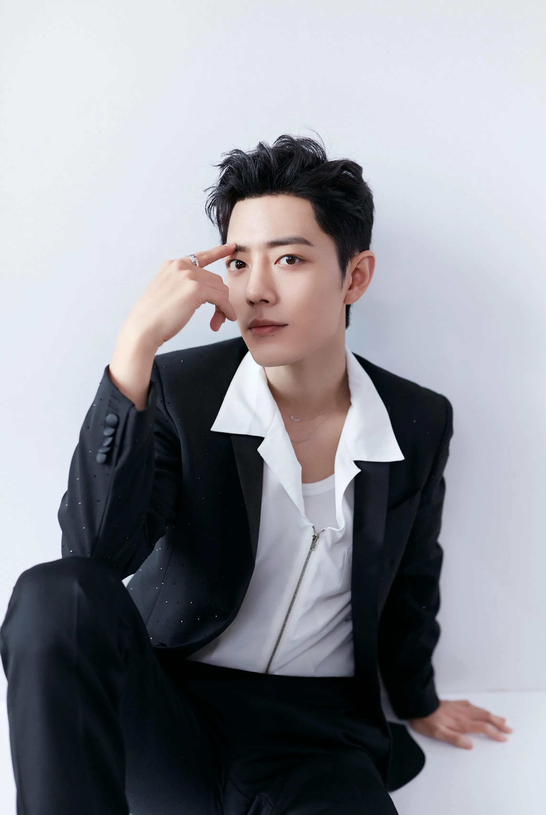 肖战近期活动造型,肖战微博之夜两套造型