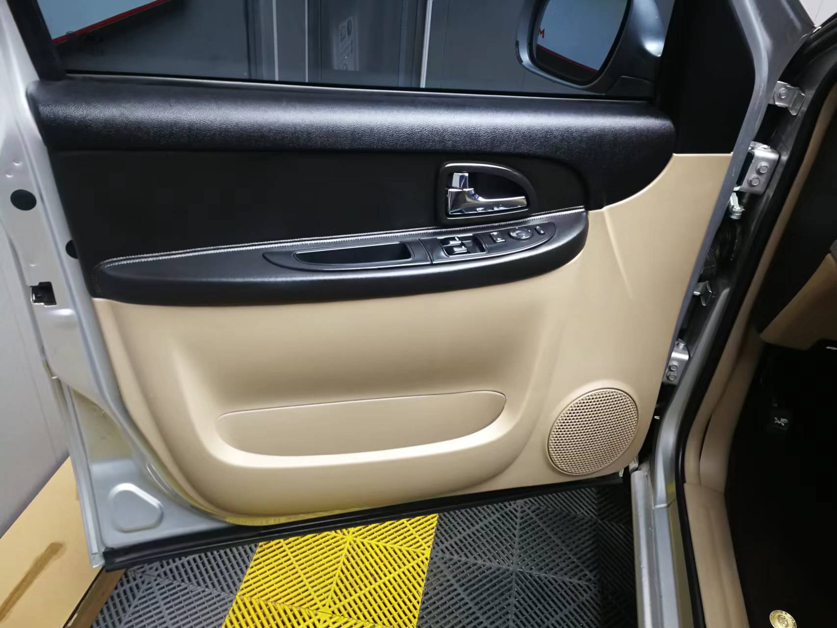 如何清洁汽车内饰灰尘,清洁汽车内饰最好方法