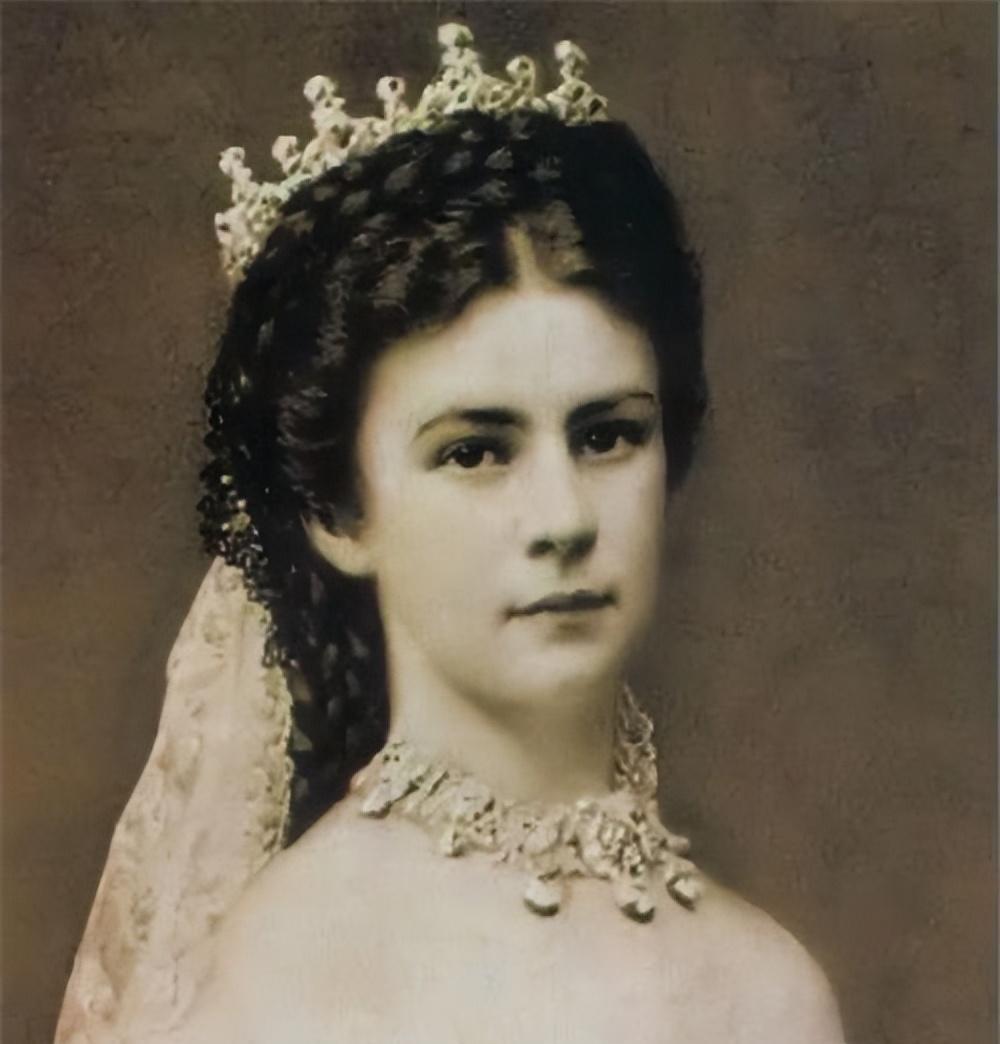 茜茜公主的美容秘诀曝光:血牛肉面膜+45公分腰围减肥法