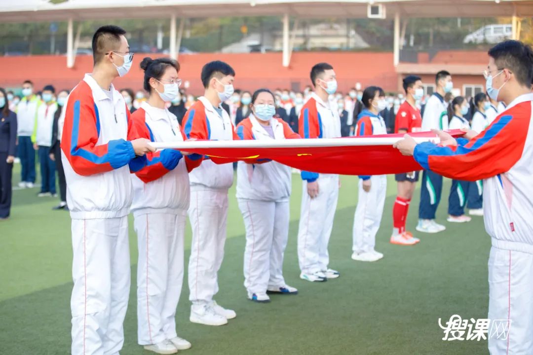 千名学生传递巨幅国旗,开学典礼百人传旗