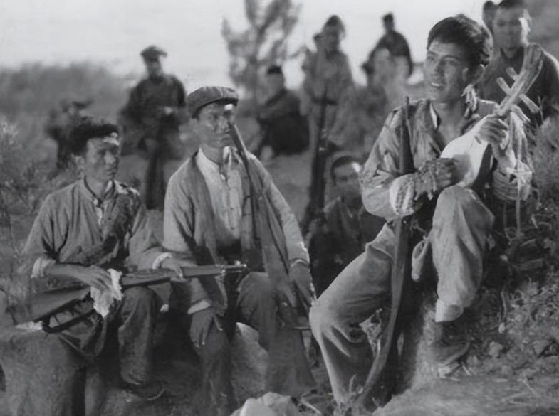 1942年毛*东泽**说延安经济难，*少奇刘**万两黄金送到，铁道游击队护送