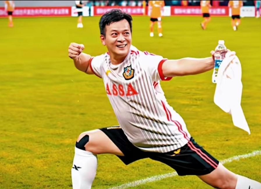 黄日华在香港明星足球队的分量,香港明星足球队黄日华踢人视频