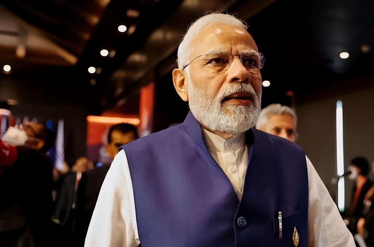 我军逼近24海里，台军威胁开火，话音刚落，规模最大美代表团窜台