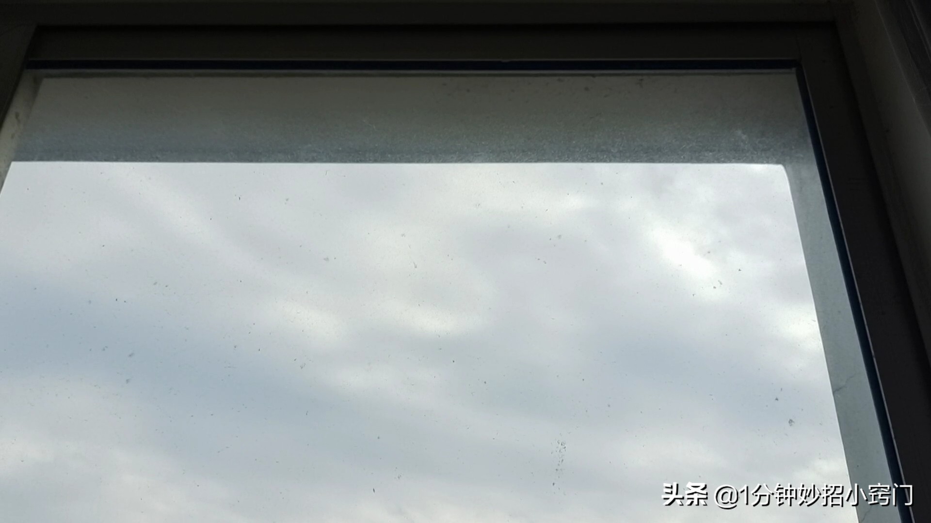 楼上玻璃怎么擦才干净不留痕迹,高处玻璃擦不到教你一个好办法