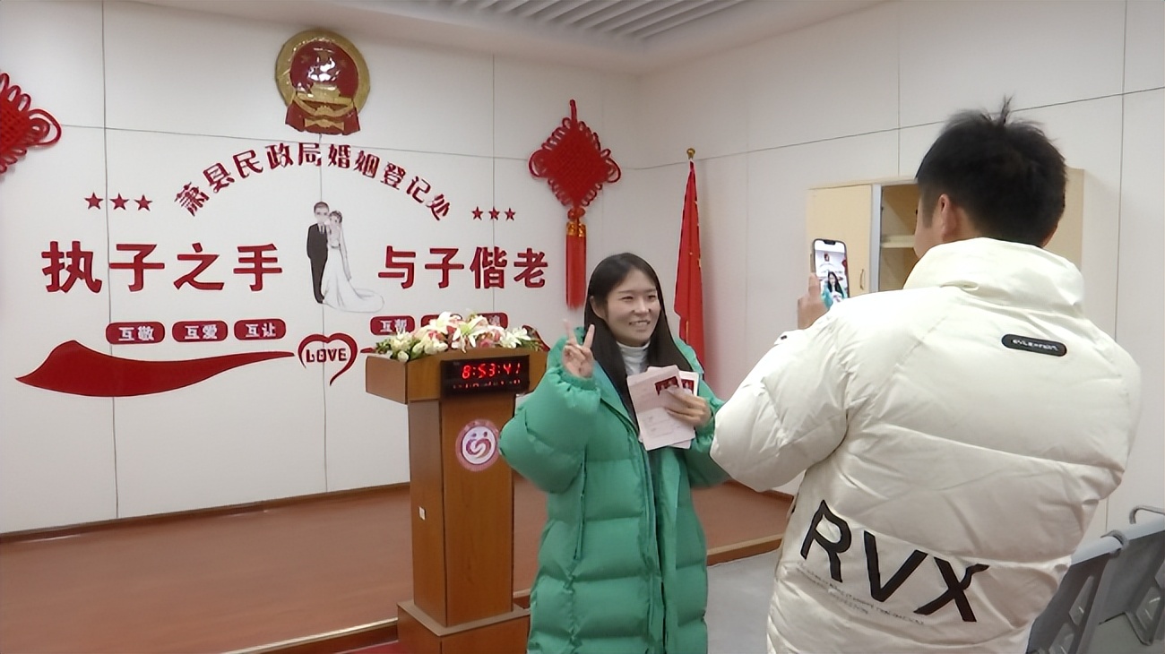 宾阳520婚姻登记处排长龙领证,百色婚姻登记处迎来领证小高峰