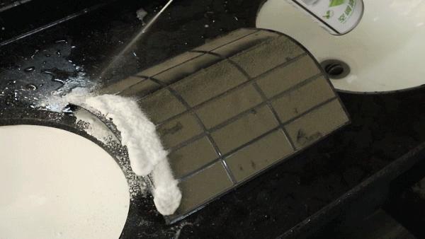 风扇上灰怎么清理,为什么电风扇的扇叶上容易积累灰