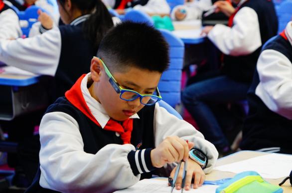 前面4人后面7人一共几人,前面4人后面六人一共多少人