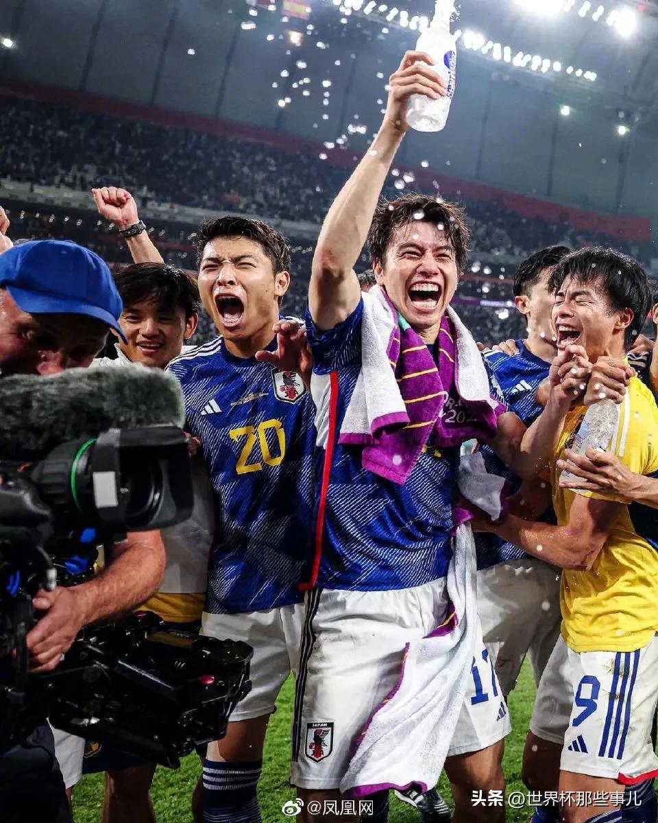 德国队被淘汰穆勒跪地,日本小组出线森保一