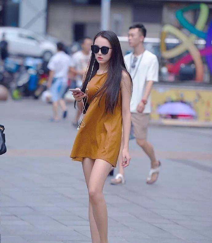 白色紧身圆领上衣搭配蓝色高腰紧身时尚裤，彰显个性和身材