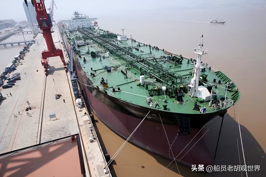 沙特750吨油船,装载30吨石油