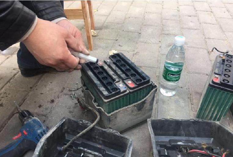 电动车灯亮不走灯关就走怎么回事,电动车充满不变灯怎么办