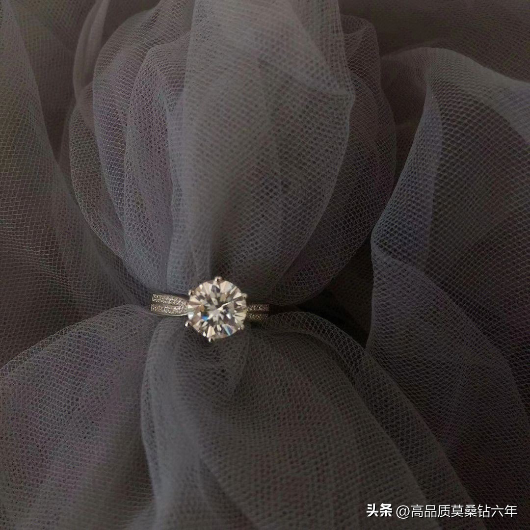莫桑石戒指哪里买便宜,莫桑石戒指跟天然钻区别