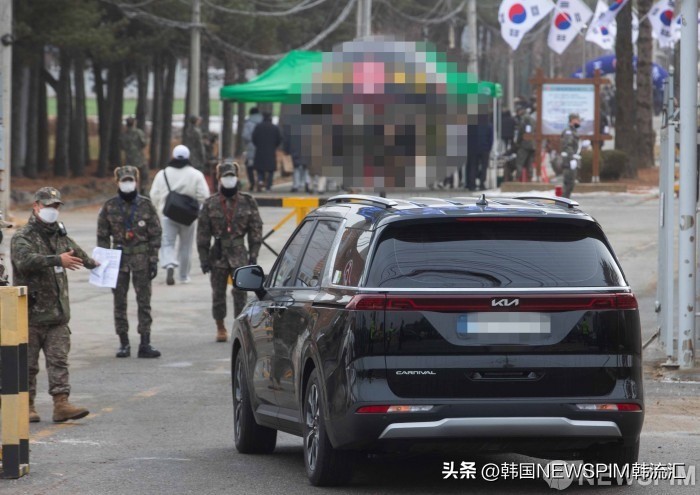 【组图】BTS成员Jin入伍粉丝军营守候为偶像加油