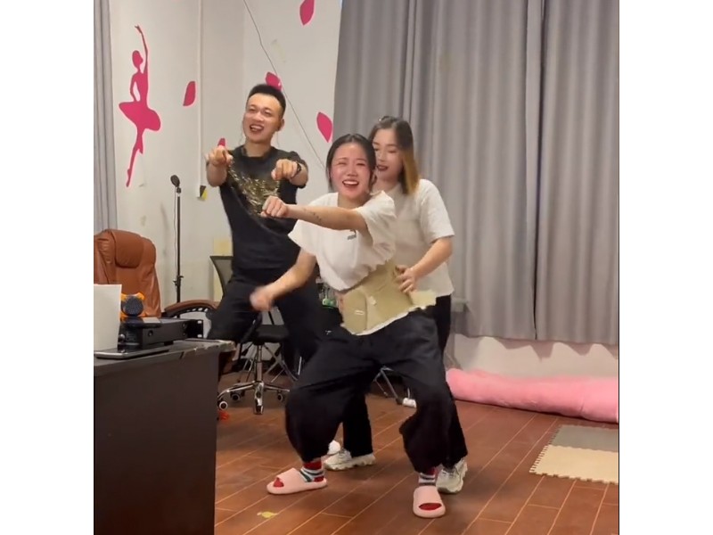 聂小妹：“疯癫”美女吸粉百万，明明能靠才艺，却偏偏要搞笑？