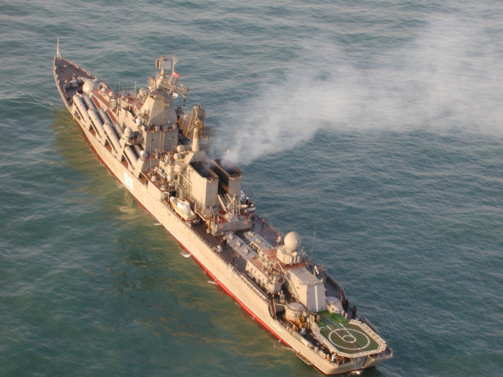 向解放军学习！俄官兵登上052D，在垂发前驻足，笔记本写满要点