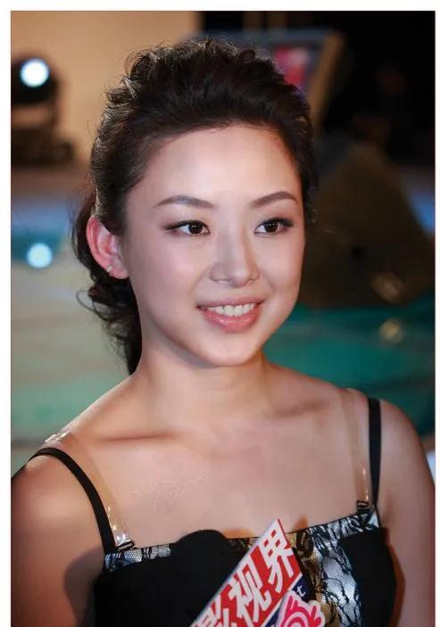 潘晓婷依旧美艳迷人,潘晓婷低调去台球厅