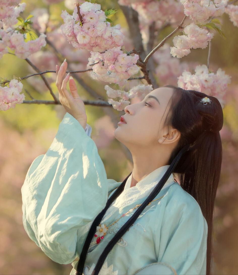 学妹发了跟我男朋友的照片，配文和爱的人三餐四季，我男友竟在评论