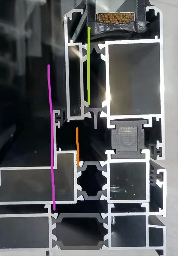 实拍断桥铝加工厂,断桥铝工厂现场实拍