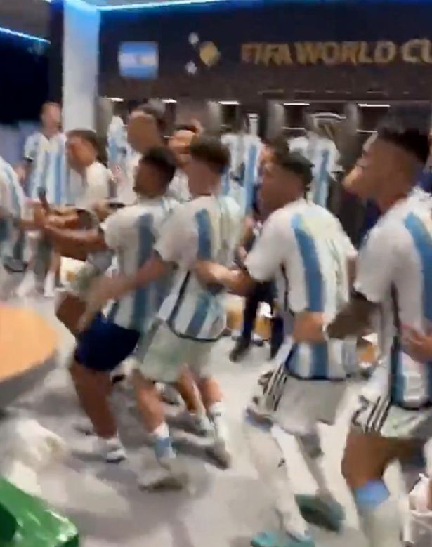 阿根廷夺得冠军更衣室庆祝,阿根廷庆祝梅西获得金球奖