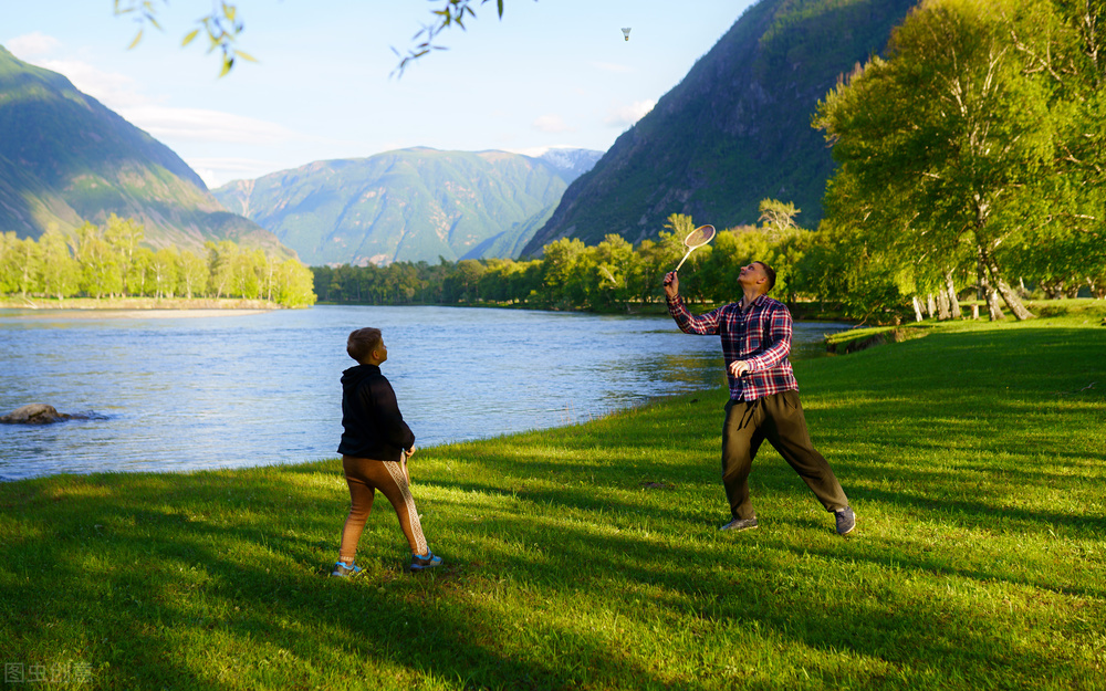 买羽毛球拍怎么选最好的,羽毛球拍线怎么选最好