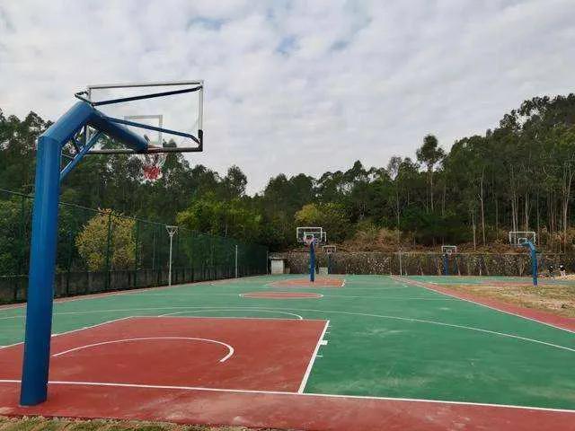 为什么打篮球比踢足球更受欢迎,为什么在中国打篮球比踢足球多