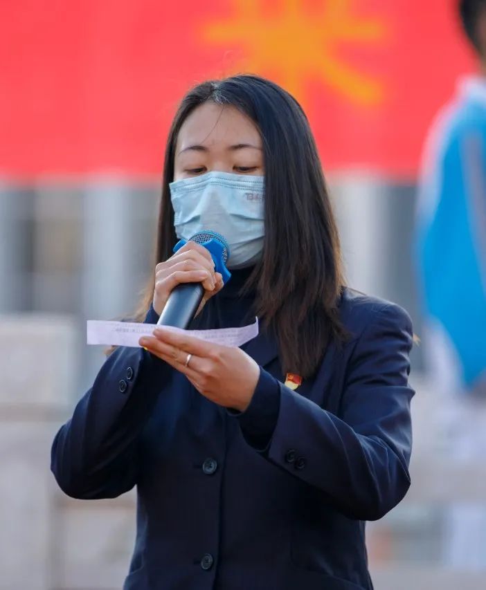 3000多名师生传递国旗为祖国庆生,开学典礼百人传旗