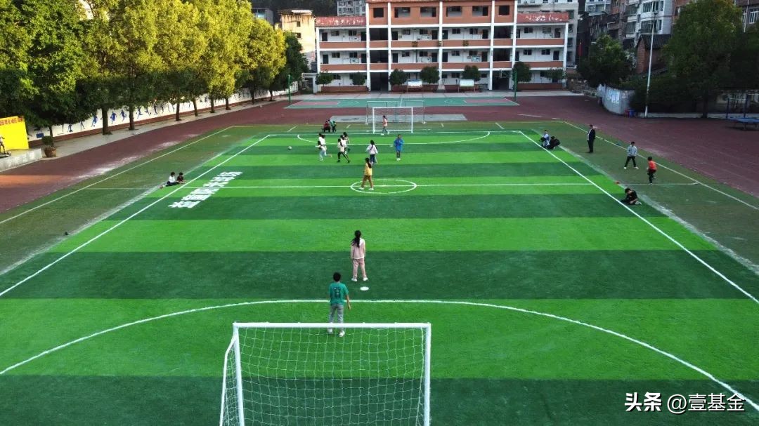 足球,是童年的陪伴,却也是乡村学校老师们的心病
