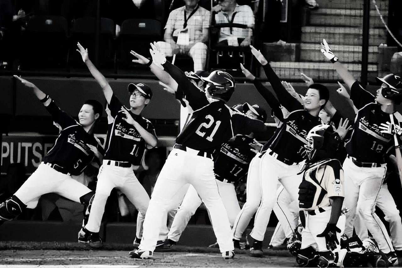 足球垒球游戏,软式棒垒球和足球