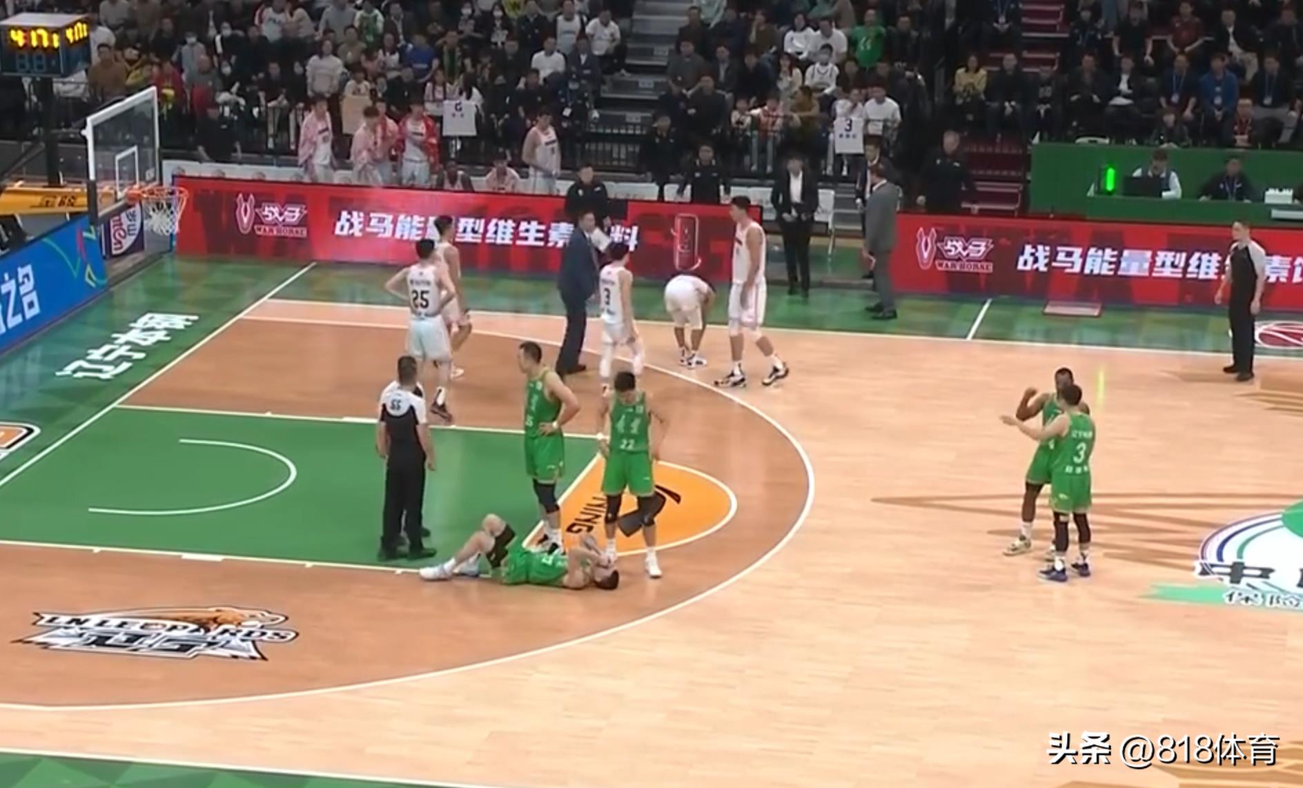 张镇麟撞到沃特斯,张镇麟撞裁判