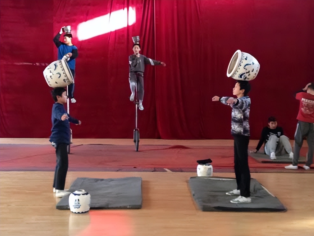 姜昆收养,1998年姜昆