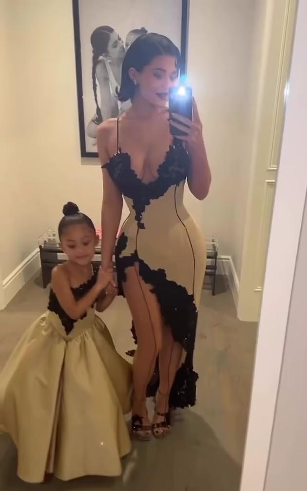 金卡戴珊优雅照,金卡戴珊惊艳美照带货口红