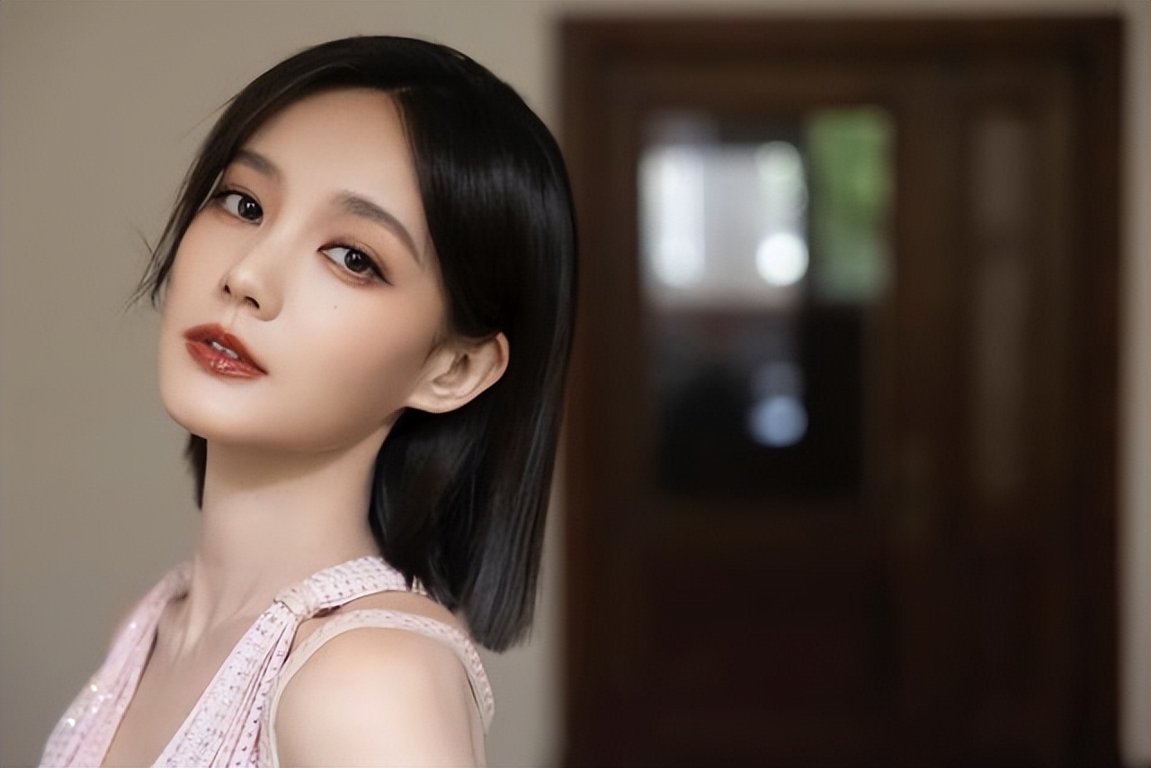 李一桐飞机上脱鞋引争议后续,李一桐揭纱帽