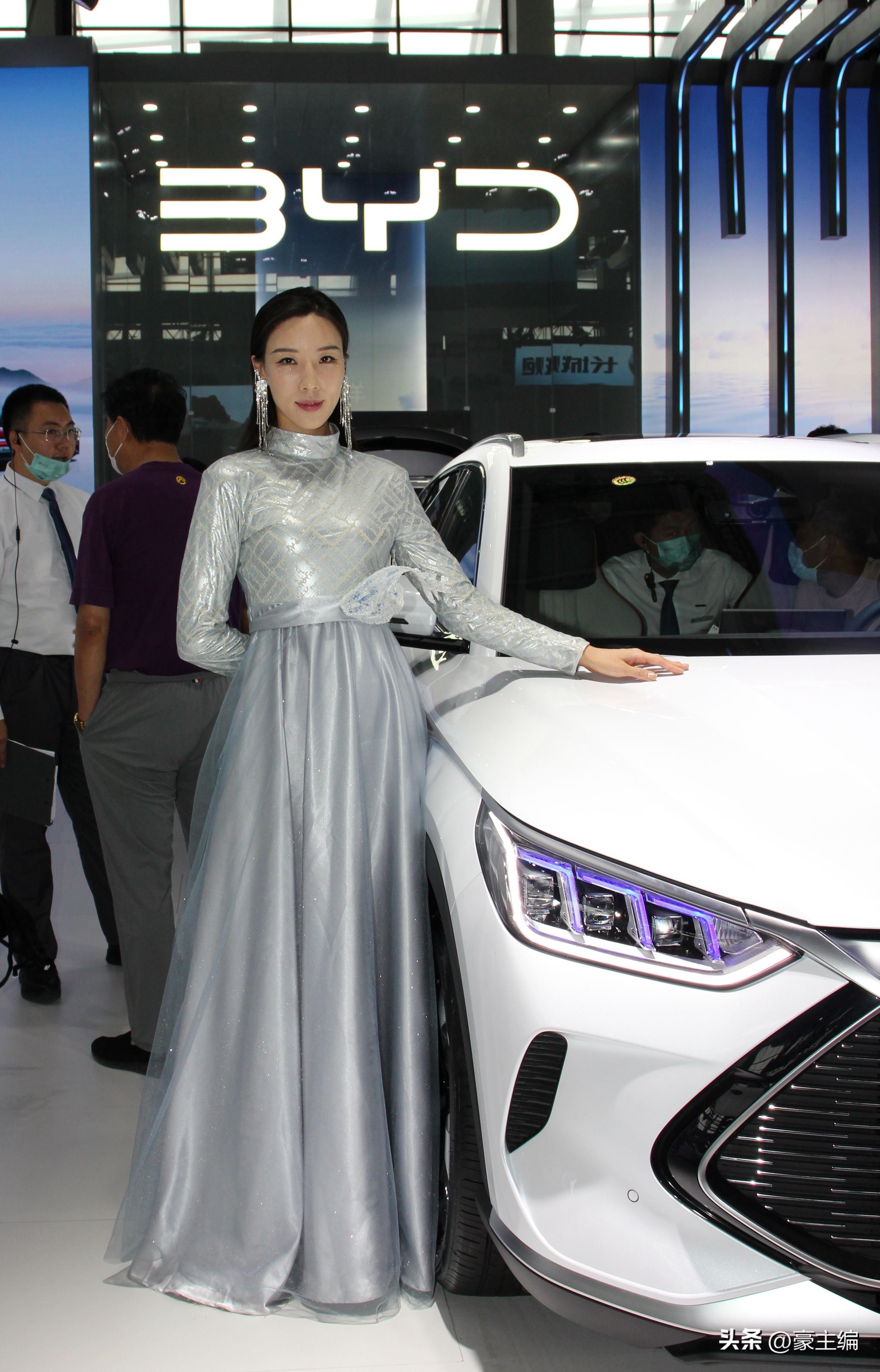 BYD车模靓丽登台，蓝色长裙清凉一夏