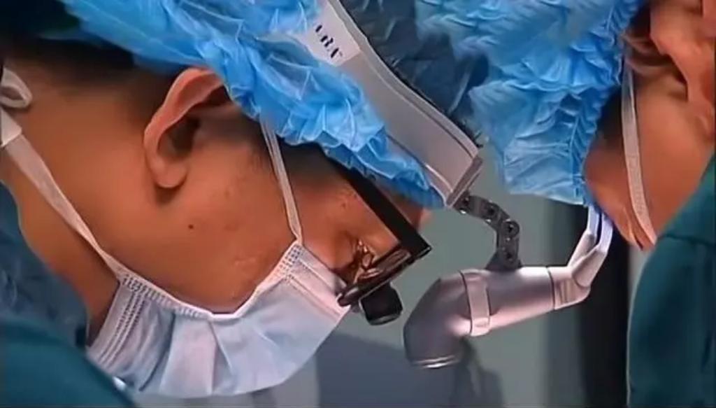 小孩被火烧伤戴面具,面具娃娃烧伤