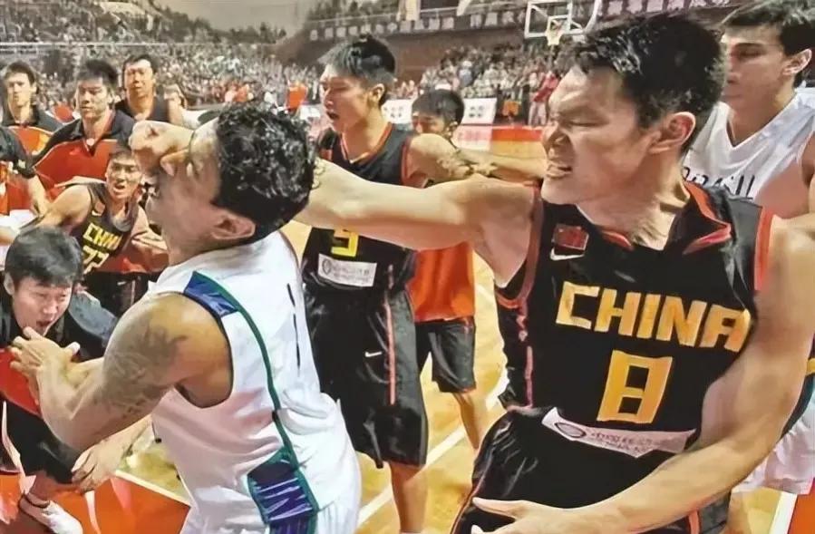 郭艾伦周琦朱芳雨王仕鹏冲突,最血性的中国男篮朱芳雨一战封神