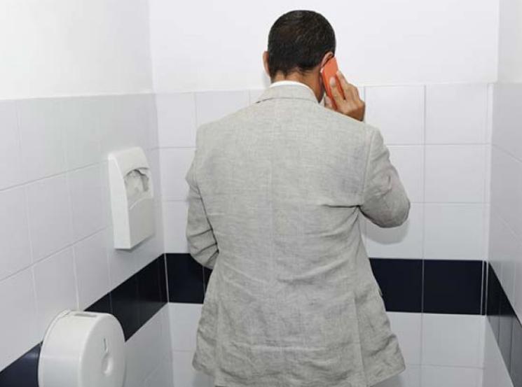 夫妻生活过程中，男人尿尿和射精会同时发生吗？医生为你解答