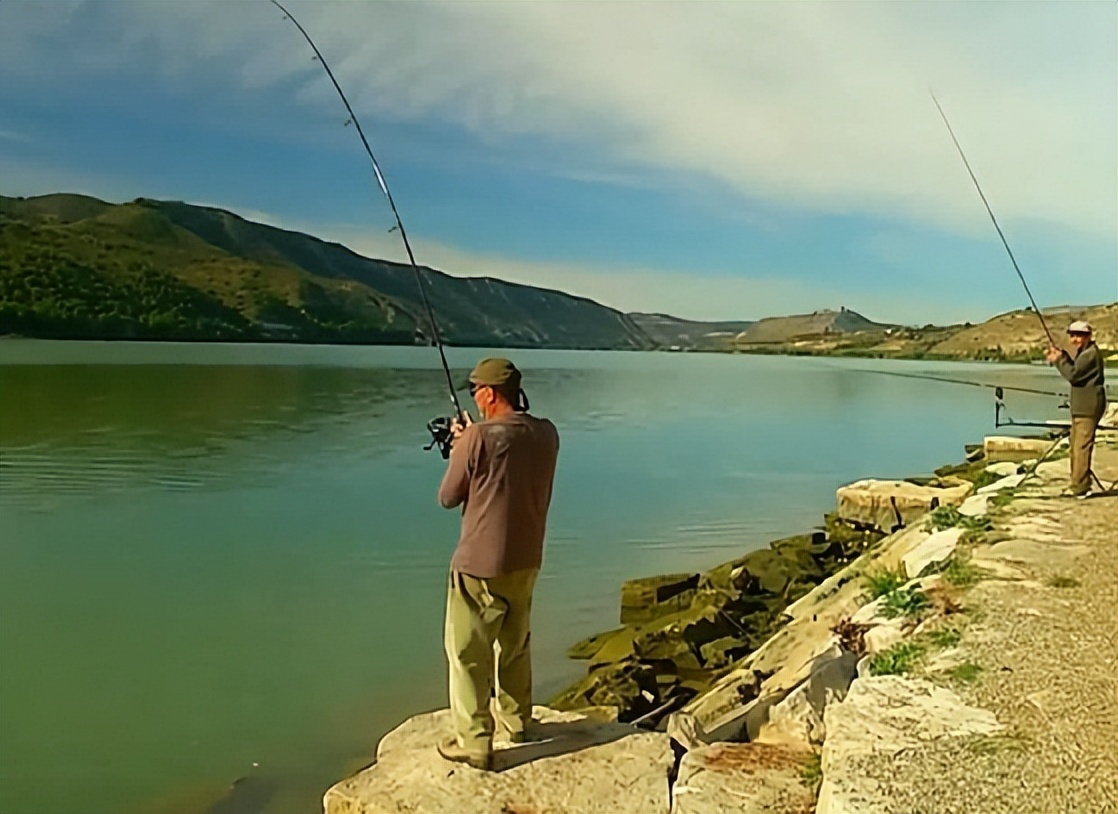 钓鱼泥鳅党被抓,惩治泥鳅党现场
