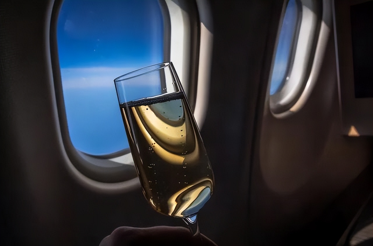 飞机上有三种东西可以免费,飞机上三样免费的东西