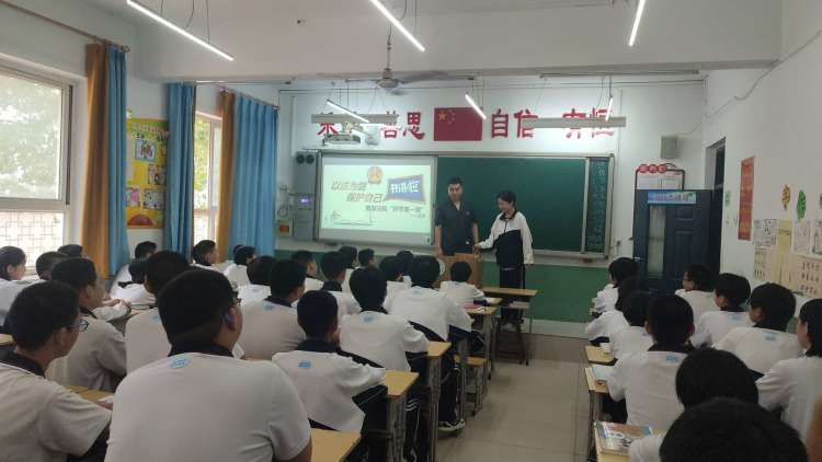 鹿泉区铜冶镇第二中学举行“送法进校园”普法活动---“以法为剑保护自己”开学第一课