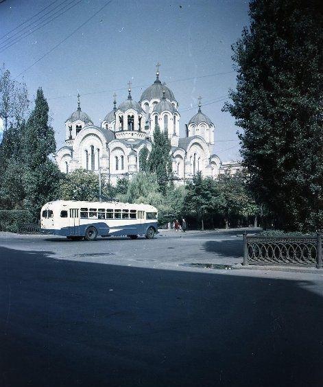 毁三观:旗人格格大腿岔开豪放洗衣,地主三妻四妾不输女明星2